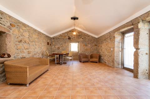 Moradia T6 + moradia T0 de pedra zona Premium