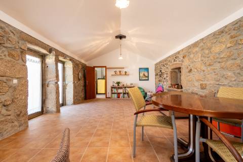 Moradia T6 + moradia T0 de pedra zona Premium