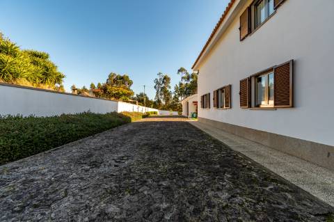 Moradia T6 + moradia T0 de pedra zona Premium