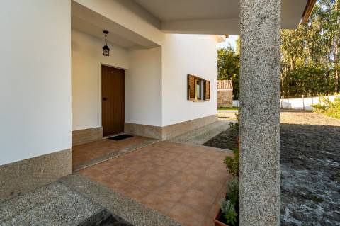 Moradia T6 + moradia T0 de pedra zona Premium