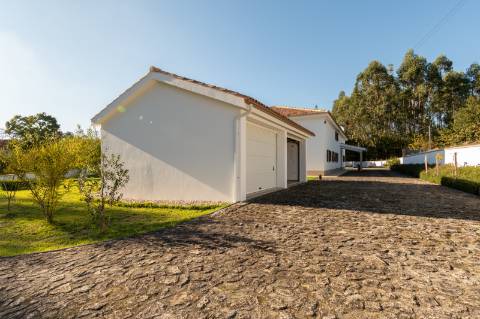 Moradia T6 + moradia T0 de pedra zona Premium