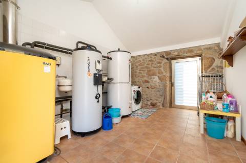 Moradia T6 + moradia T0 de pedra zona Premium