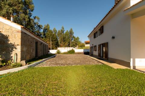 Moradia T6 + moradia T0 de pedra zona Premium