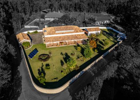 Moradia T6 + moradia T0 de pedra zona Premium