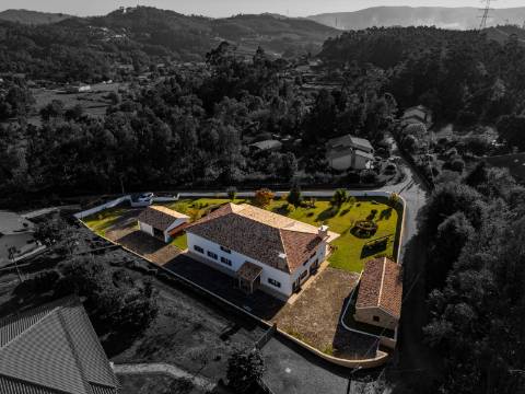 Moradia T6 + moradia T0 de pedra zona Premium