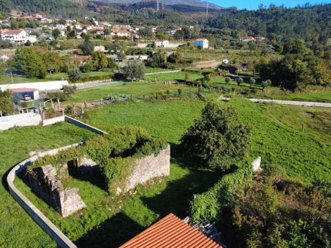 Moradia em pedra para restauro em Vilela, Arcos de Valdevez