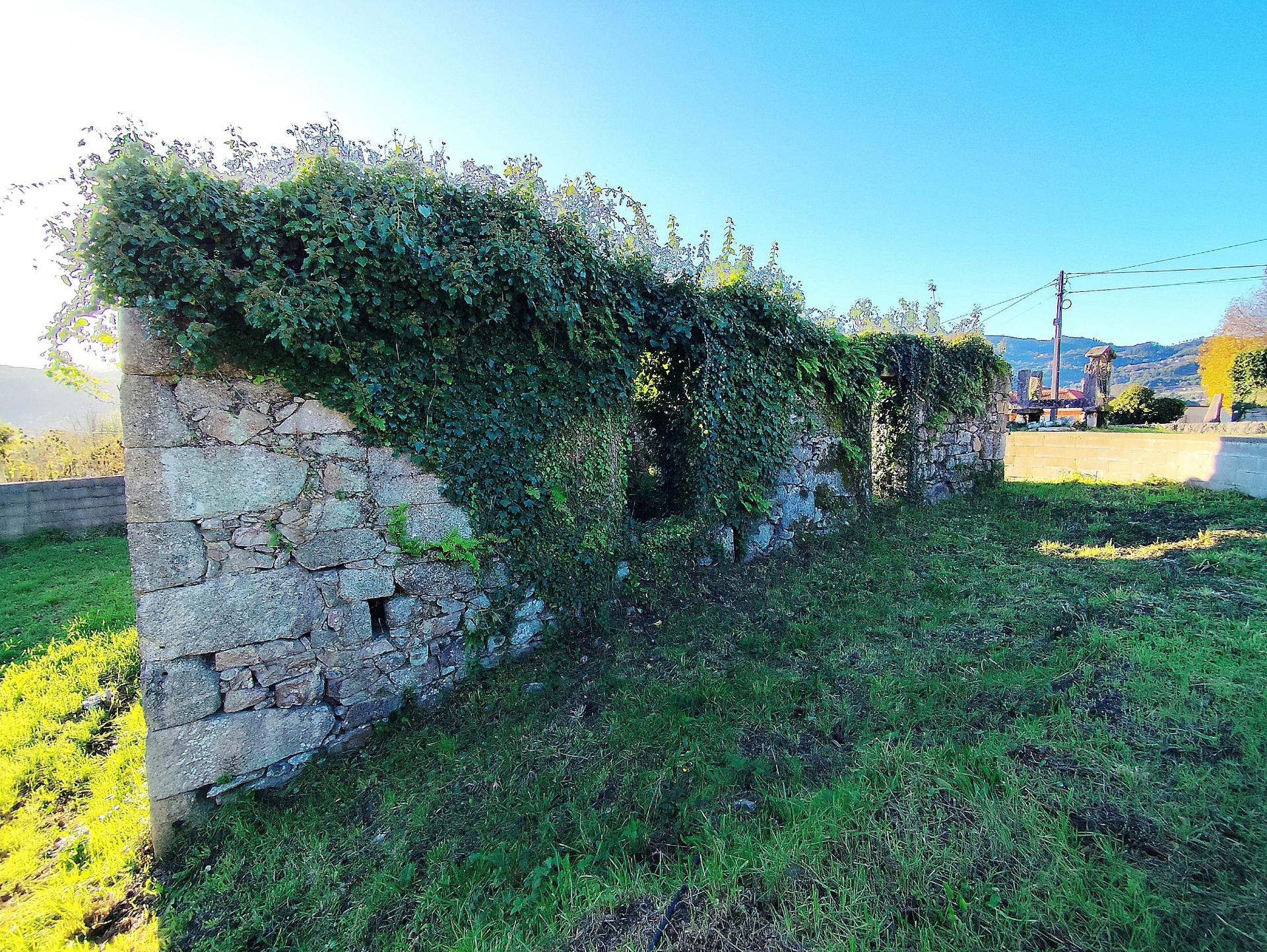 Moradia em pedra para restauro em Vilela, Arcos de Valdevez