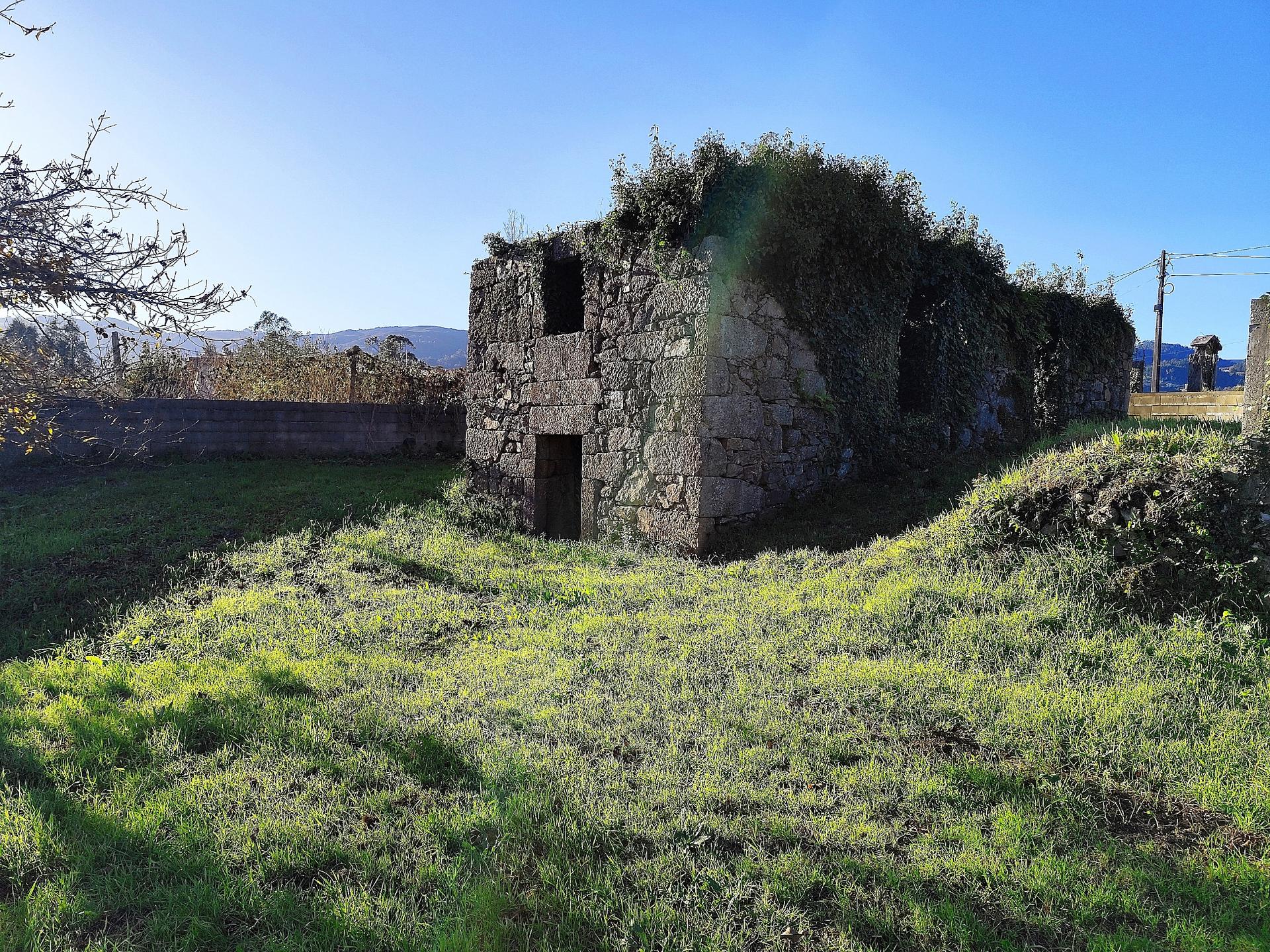 Moradia em pedra para restauro em Vilela, Arcos de Valdevez
