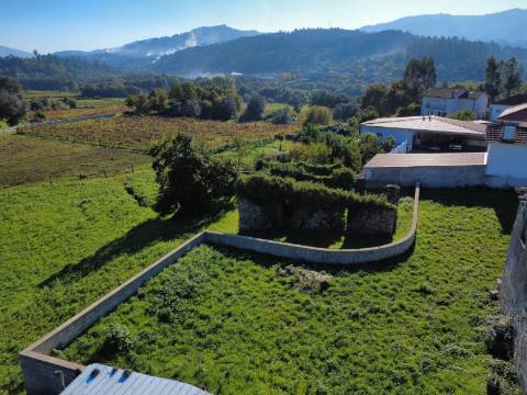 Moradia em pedra para restauro em Vilela, Arcos de Valdevez