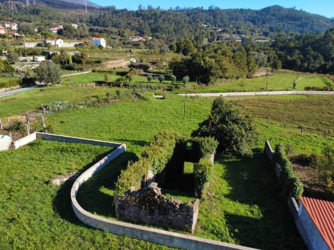Moradia em pedra para restauro em Vilela, Arcos de Valdevez