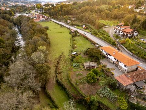 Quinta com Moradia T6 em Pedra e 2hA de Terreno no centro de Arcos de Valdevez
