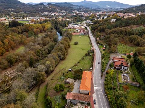 Quinta com Moradia T6 em Pedra e 2hA de Terreno no centro de Arcos de Valdevez