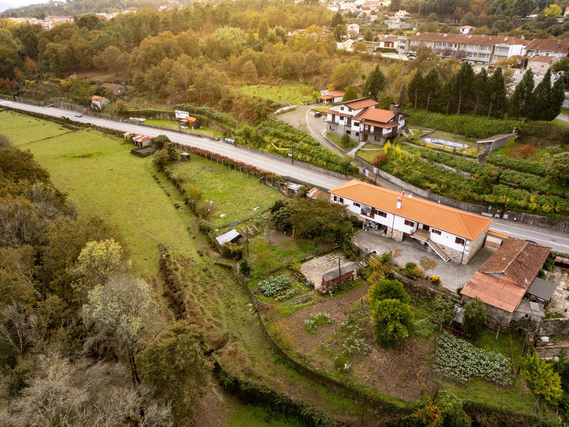 Quinta com Moradia T6 em Pedra e 2hA de Terreno no centro de Arcos de Valdevez