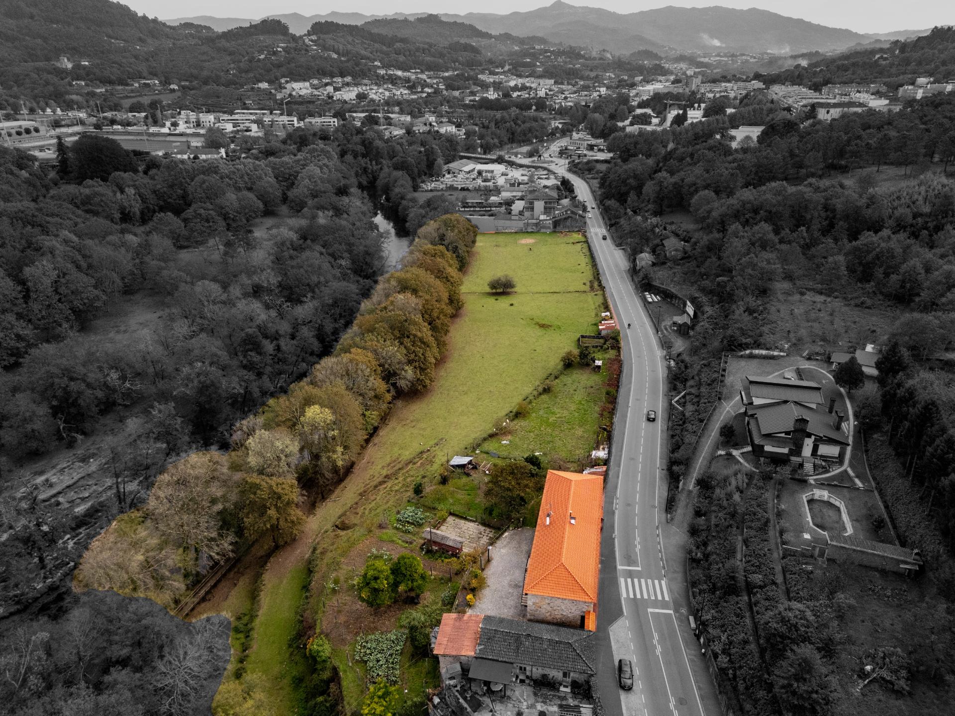 Quinta com Moradia T6 em Pedra e 2hA de Terreno no centro de Arcos de Valdevez
