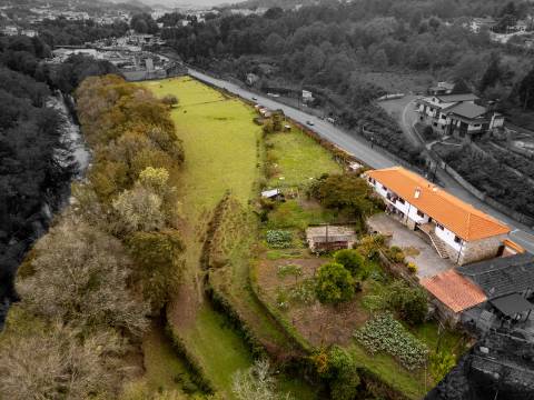 Quinta com Moradia T6 em Pedra e 2hA de Terreno no centro de Arcos de Valdevez