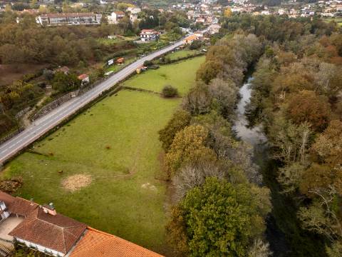 Quinta com Moradia T6 em Pedra e 2hA de Terreno no centro de Arcos de Valdevez