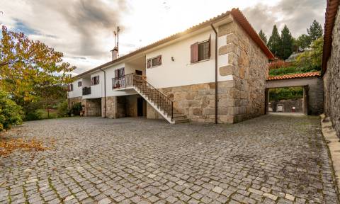 Quinta com Moradia T6 em Pedra e 2hA de Terreno no centro de Arcos de Valdevez