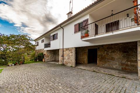 Quinta com Moradia T6 em Pedra e 2hA de Terreno no centro de Arcos de Valdevez