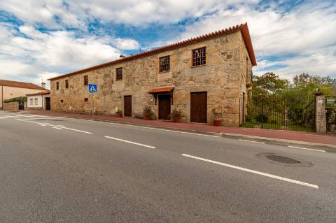 Quinta com Moradia T6 em Pedra e 2hA de Terreno no centro de Arcos de Valdevez