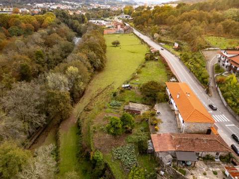 Quinta com Moradia T6 em Pedra e 2hA de Terreno no centro de Arcos de Valdevez