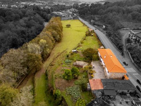 Quinta com Moradia T6 em Pedra e 2hA de Terreno no centro de Arcos de Valdevez