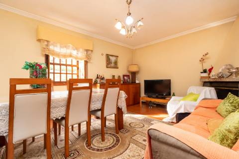 Quinta com Moradia T6 em Pedra e 2hA de Terreno no centro de Arcos de Valdevez