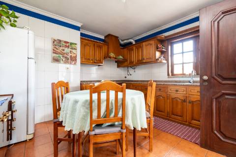 Quinta com Moradia T6 em Pedra e 2hA de Terreno no centro de Arcos de Valdevez