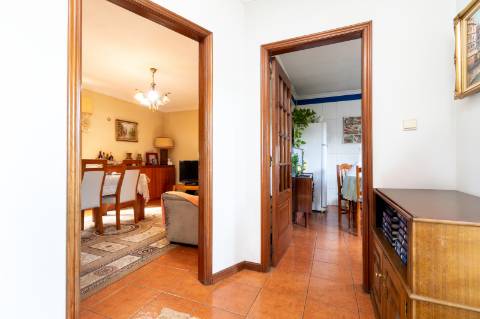 Quinta com Moradia T6 em Pedra e 2hA de Terreno no centro de Arcos de Valdevez