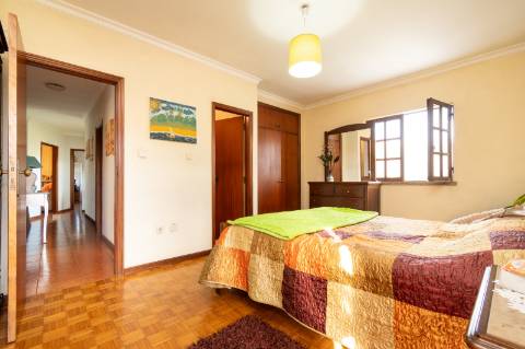 Quinta com Moradia T6 em Pedra e 2hA de Terreno no centro de Arcos de Valdevez