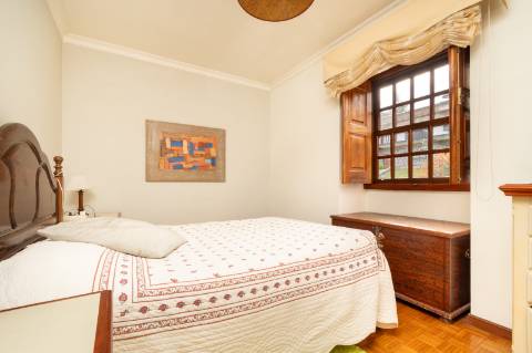 Quinta com Moradia T6 em Pedra e 2hA de Terreno no centro de Arcos de Valdevez