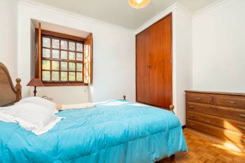 Quinta com Moradia T6 em Pedra e 2hA de Terreno no centro de Arcos de Valdevez