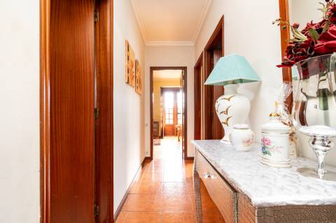 Quinta com Moradia T6 em Pedra e 2hA de Terreno no centro de Arcos de Valdevez