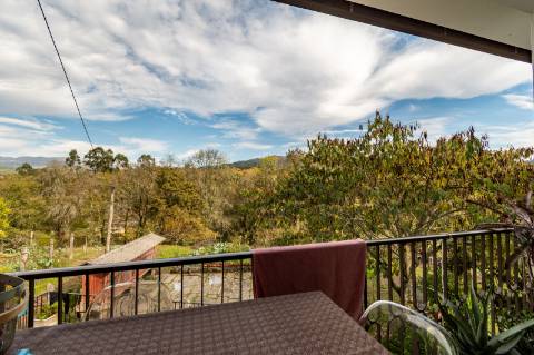 Quinta com Moradia T6 em Pedra e 2hA de Terreno no centro de Arcos de Valdevez