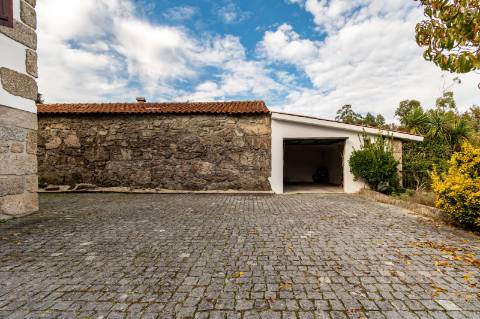 Quinta com Moradia T6 em Pedra e 2hA de Terreno no centro de Arcos de Valdevez