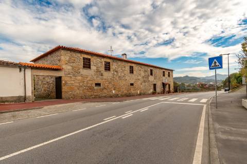 Quinta com Moradia T6 em Pedra e 2hA de Terreno no centro de Arcos de Valdevez