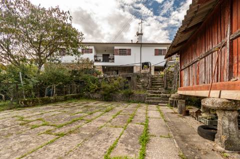 Quinta com Moradia T6 em Pedra e 2hA de Terreno no centro de Arcos de Valdevez