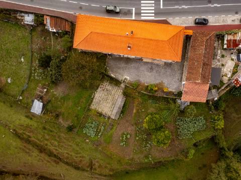 Quinta com Moradia T6 em Pedra e 2hA de Terreno no centro de Arcos de Valdevez