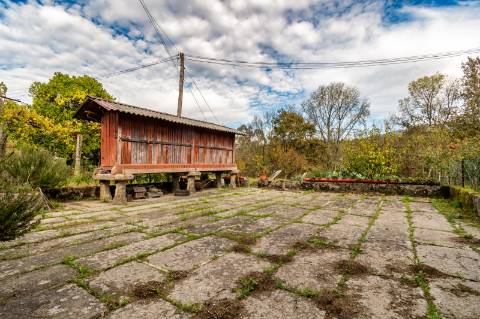 Quinta com Moradia T6 em Pedra e 2hA de Terreno no centro de Arcos de Valdevez