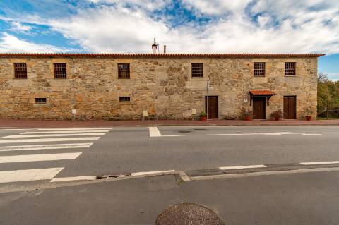 Quinta com Moradia T6 em Pedra e 2hA de Terreno no centro de Arcos de Valdevez