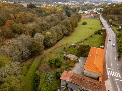 Quinta com Moradia T6 em Pedra e 2hA de Terreno no centro de Arcos de Valdevez