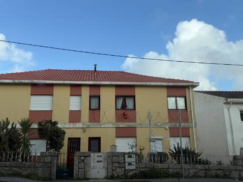 T2 com Jardim, Garagem e Terreno em Meadela - Viana do Castelo