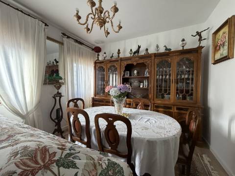 T2 com Jardim, Garagem e Terreno em Meadela - Viana do Castelo