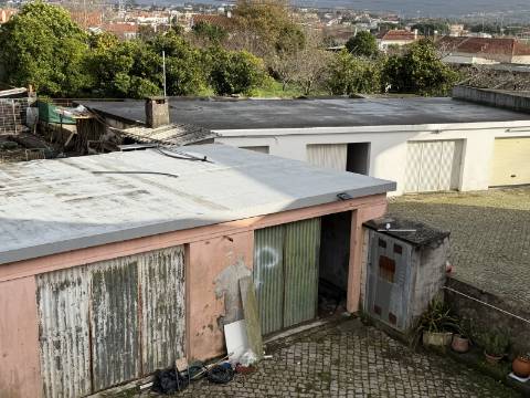 T2 com Jardim, Garagem e Terreno em Meadela - Viana do Castelo