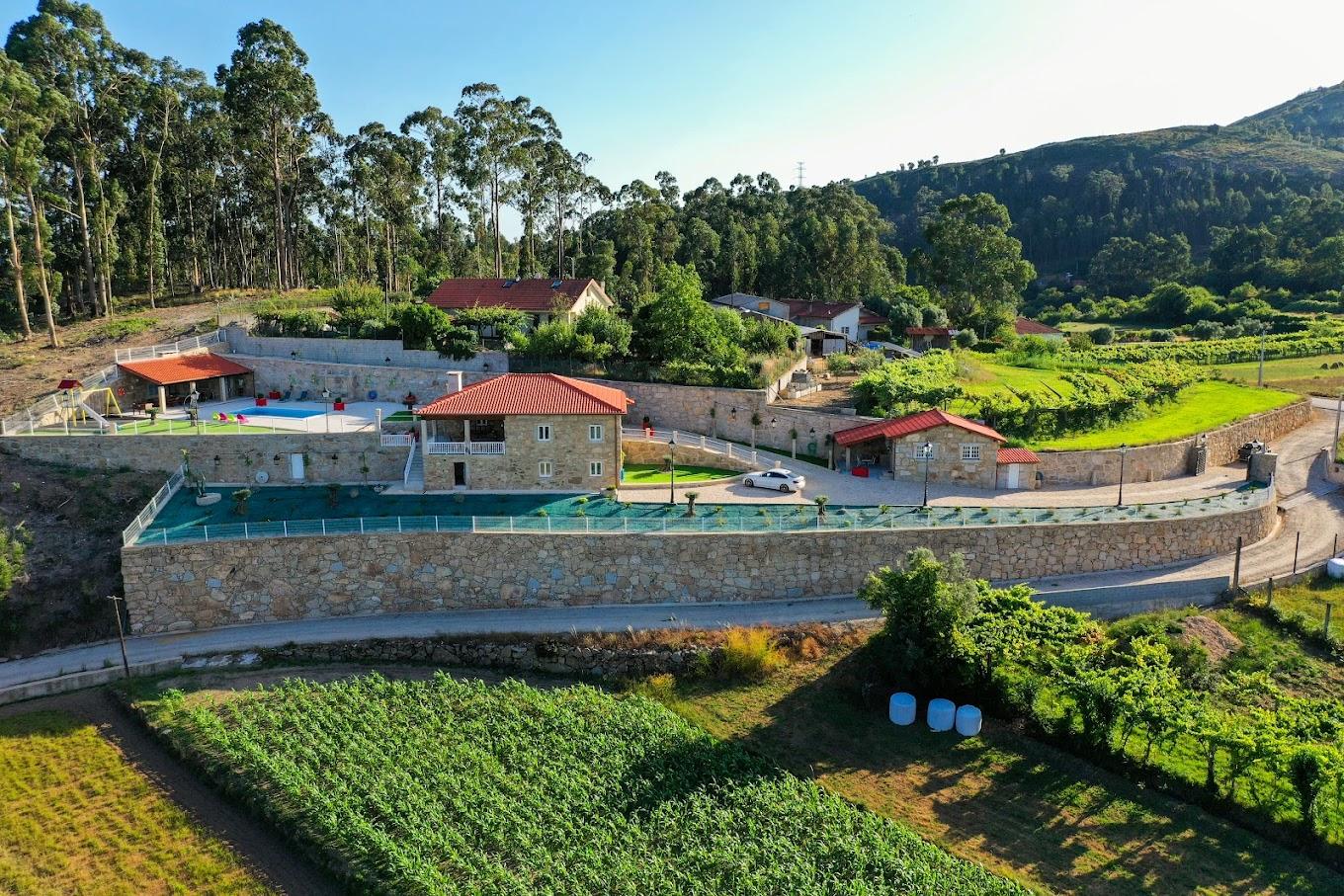 2 Moradias em Pedra com Piscina + Casa T1 Independente - Ponte de Lima