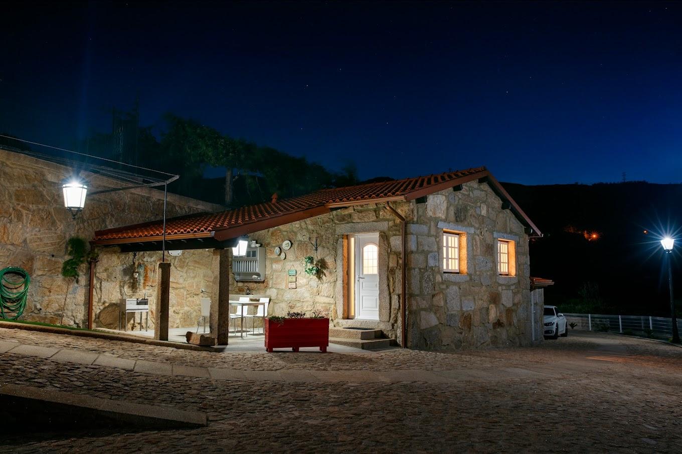 2 Moradias em Pedra com Piscina + Casa T1 Independente - Ponte de Lima