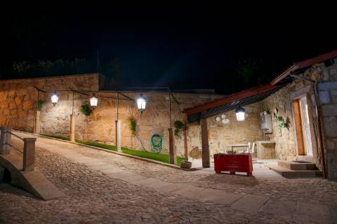 2 Moradias em Pedra com Piscina + Casa T1 Independente - Ponte de Lima