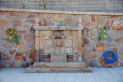 2 Moradias em Pedra com Piscina + Casa T1 Independente - Ponte de Lima