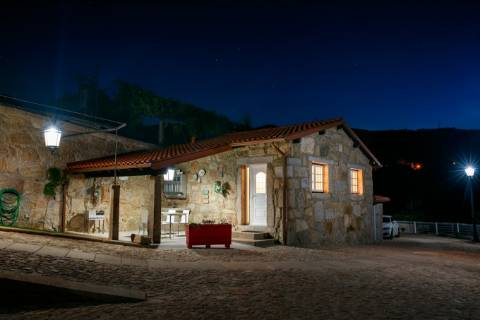 2 Moradias em Pedra com Piscina + Casa T1 Independente - Ponte de Lima