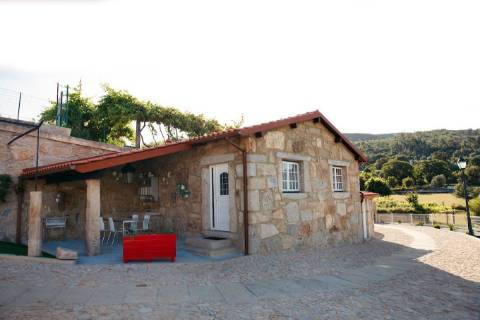 2 Moradias em Pedra com Piscina + Casa T1 Independente - Ponte de Lima