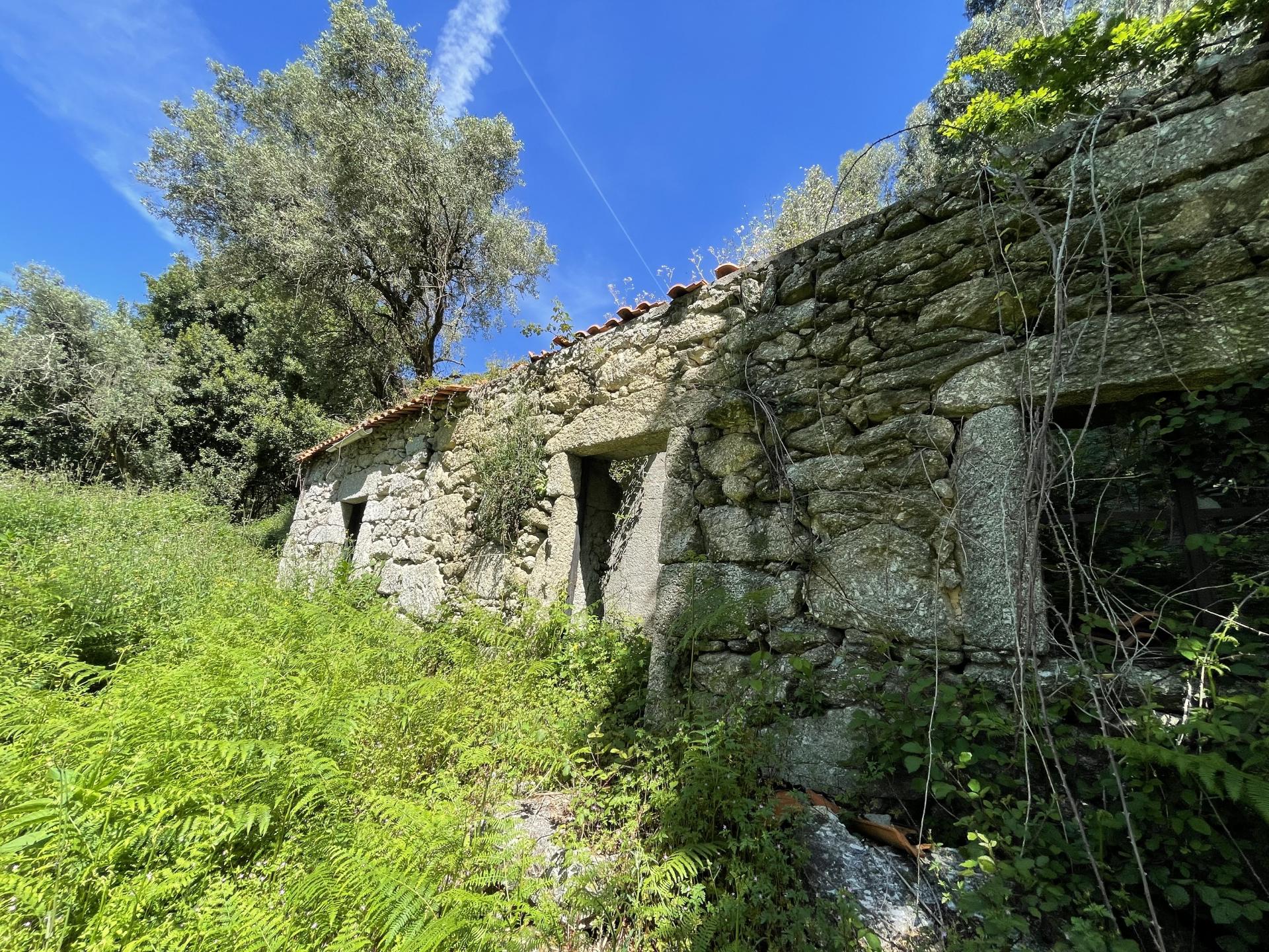 Terreno c/ Ruína em Pedra em Cendufe, Arcos de Valdevez
